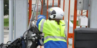 Un portalettere di Poste Italiane in servizio