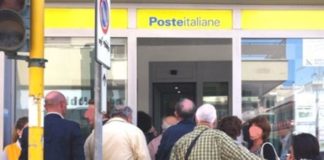 File alle Poste, no ai numeri digitali. Il Garante: impiegati sotto controllo Fila alle Poste