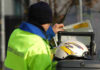 Un portalettere di Poste Italiane